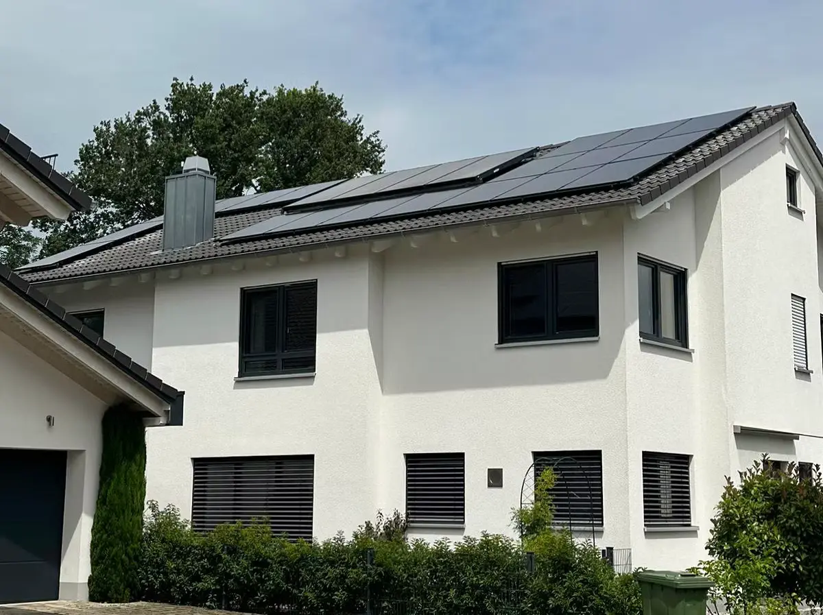 13,65 kWp Photovoltaikanlage mit 30 AIKO Glas-Glas-Modulen in Ost-West-Ausrichtung auf Ziegeldach