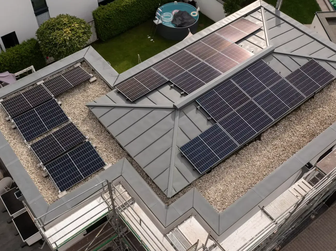 7,23 kWp Photovoltaikanlage auf Flach- und Stehfalzdach, Drohnenaufnahme