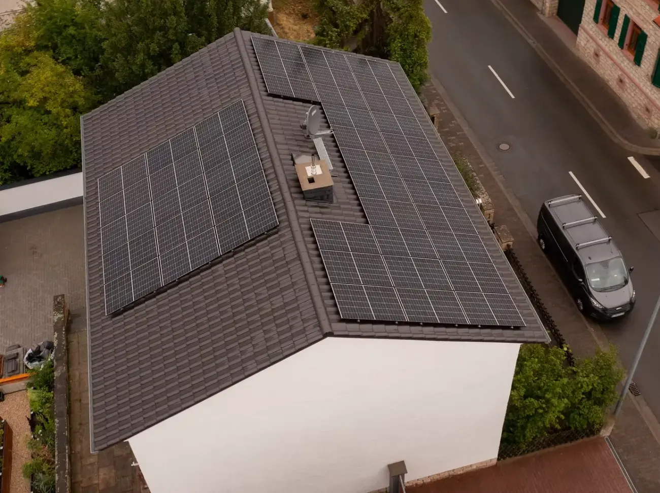 18,27 kWp Photovoltaikanlage mit 43 Trina Solar Modulen auf einem Satteldach mit Ziegeln