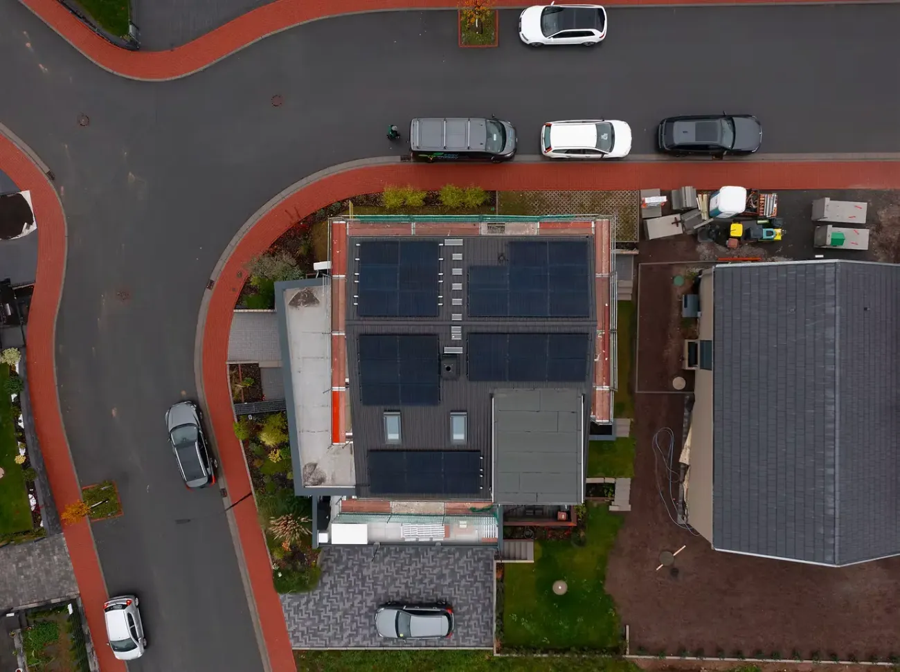 13,60 kWp PV-Anlage mit 32 Jolywood Full-Black-Modulen auf Satteldach, Luftaufnahme
