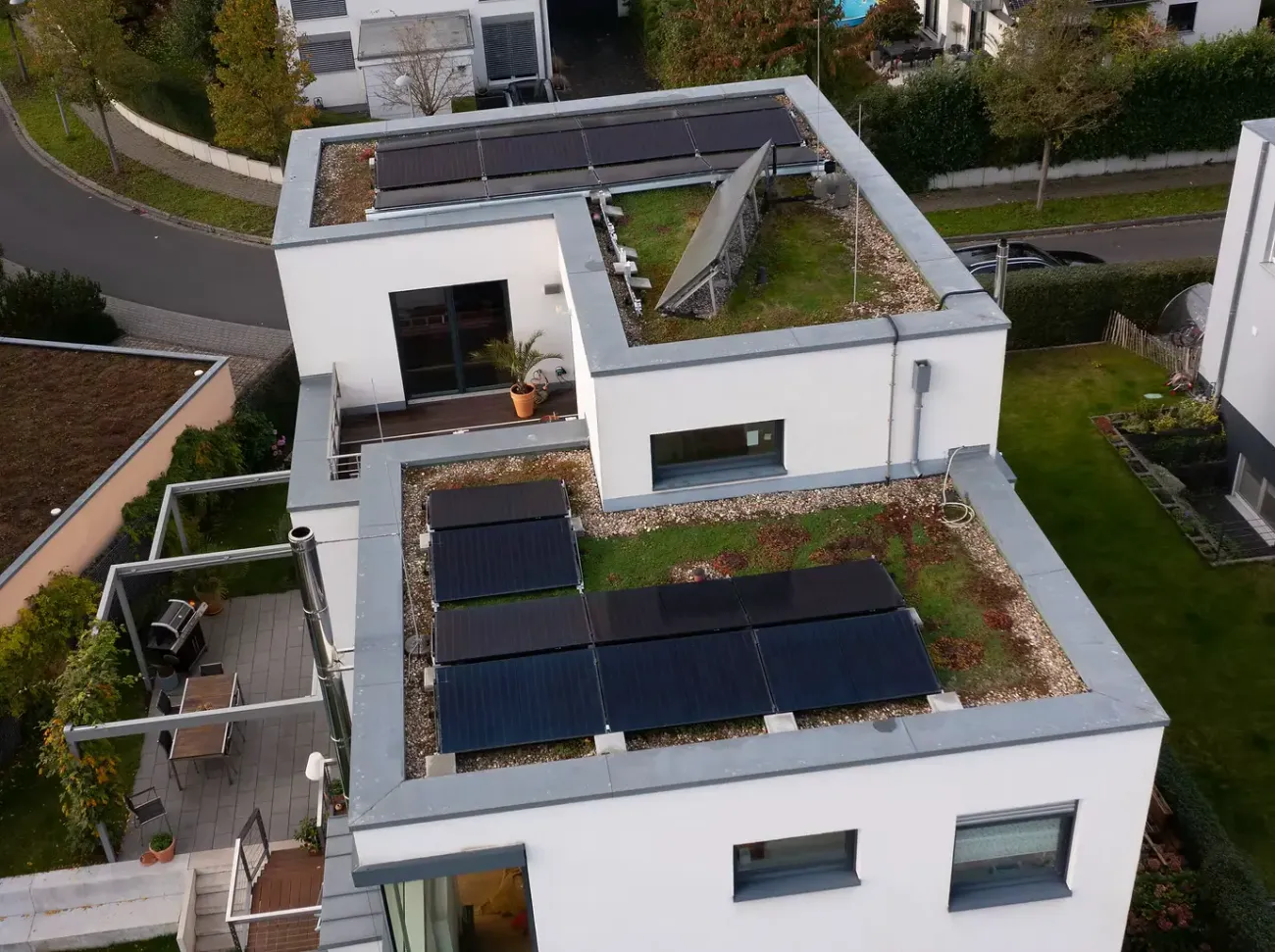 10,08 kWp PV-Anlage mit 24 Jolywood Glas-Glas-Modulen auf einem Flachdach