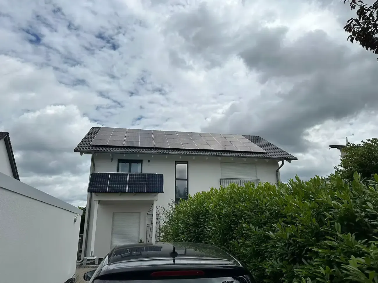 24,36 kWp PV-Anlage mit 56 Trina Glas-Glas-Modulen in Ost-West-Ausrichtung auf Ziegeldach