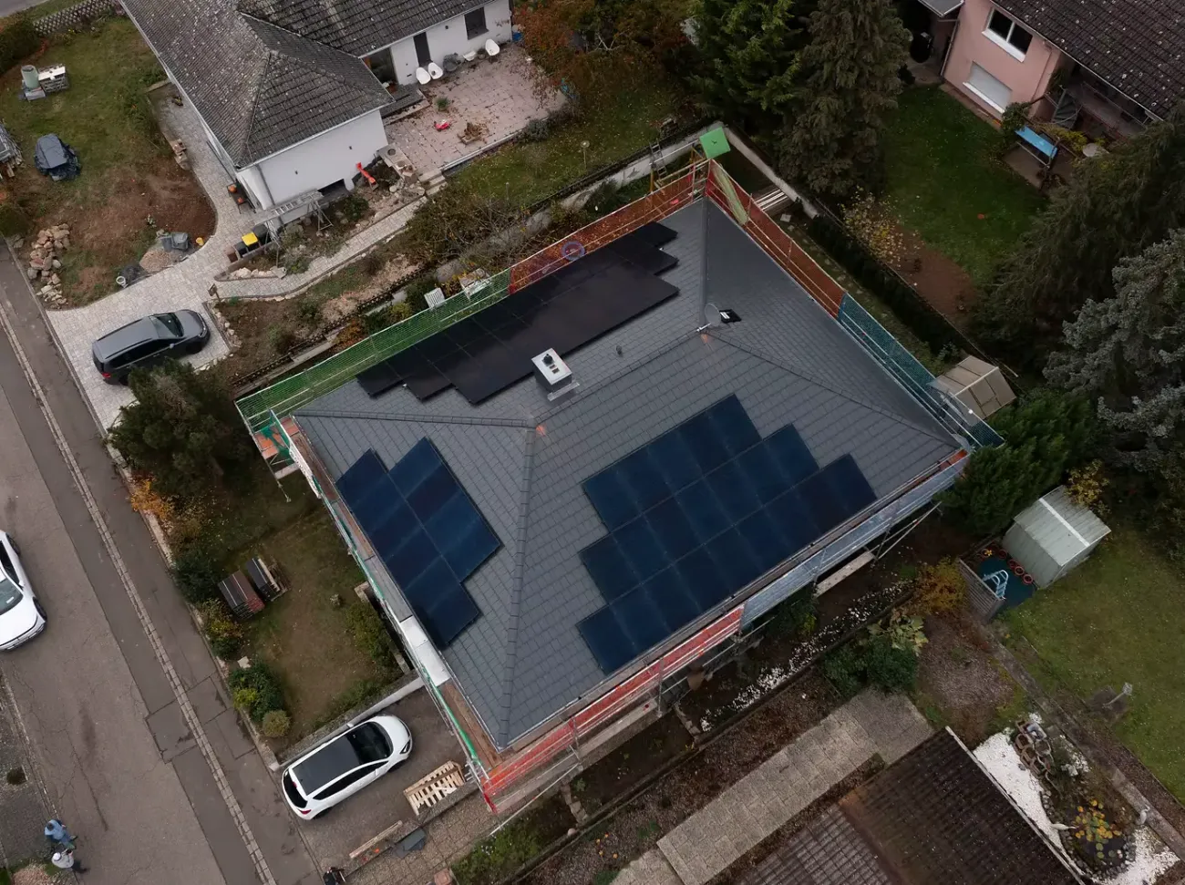 24,36 kWp Photovoltaikanlage auf einem Walmdach mit Flachziegeln, Süd-, Ost- und Westausrichtung