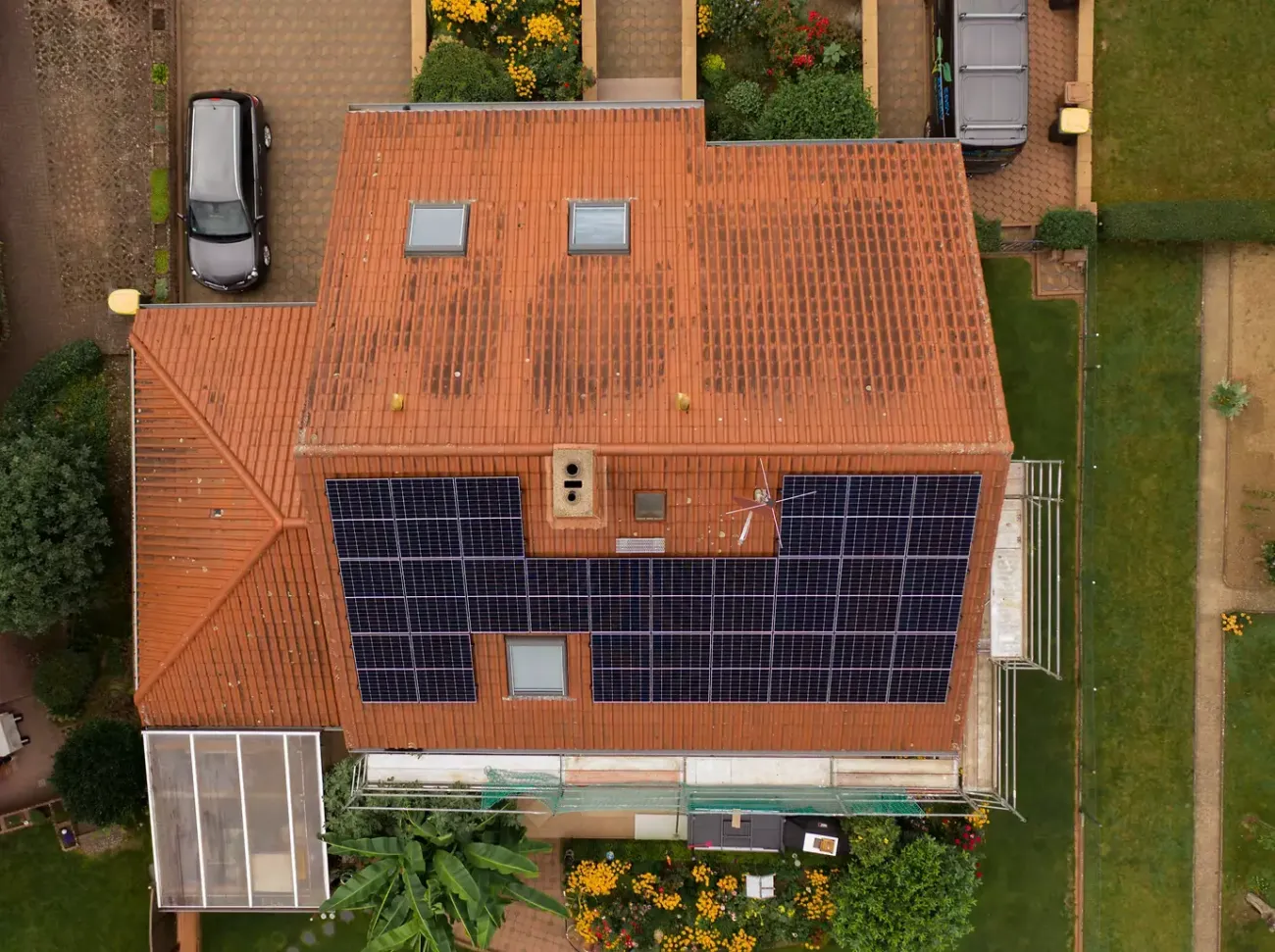 10,08 kWp Photovoltaikanlage mit Tigo Leistungsoptimierern auf Satteldach mit Ziegeln
