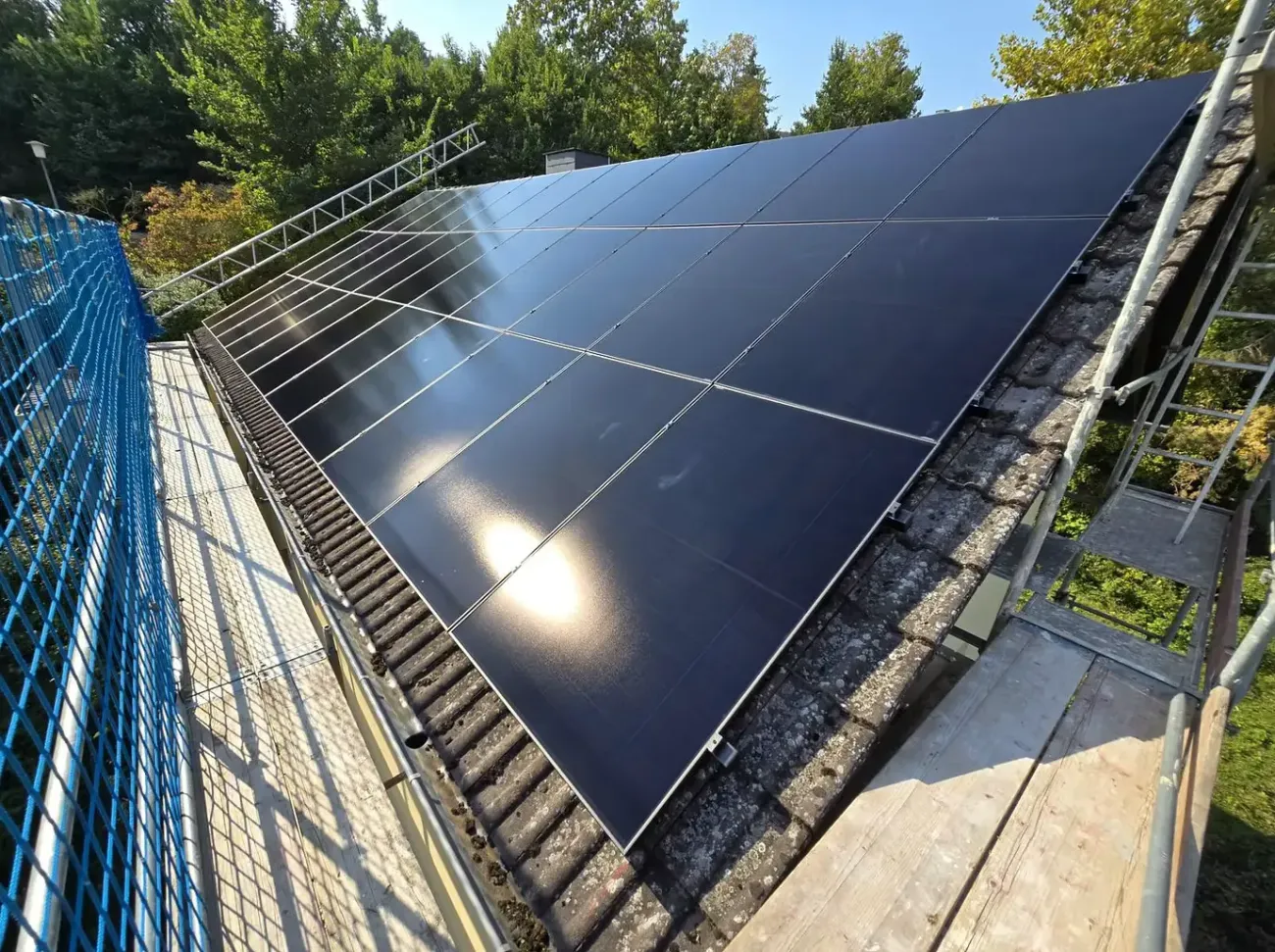17,29 kWp Photovoltaikanlage mit Sigenergy SigenStor Wechselrichter und 16 kWh Speicher auf Ziegeldach