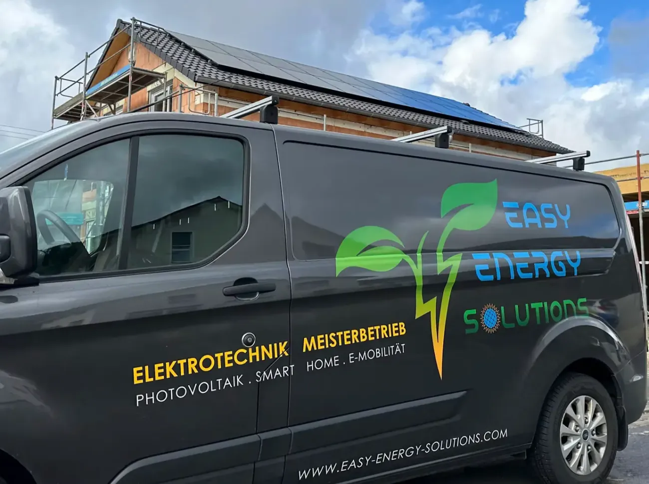 12,74 kWp PV-Anlage mit 28 AIKO Full-Black-Modulen auf Ziegeldach, Ost-West-Ausrichtung